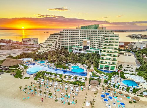 Live Aqua Playa del Carmen adults-only boutique all-inclusive resort with beachfront location, rooftop lounge, and stylish modern design on Fifth Avenue.